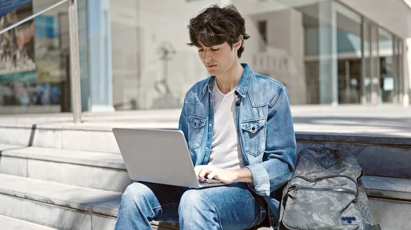 Junger Hispanischer Student Sitzt Mit Laptop Auf Stufen Der Universität — Stockfoto