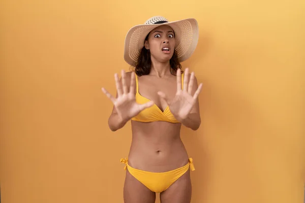 Young Hispanic Woman Wearing Bikini Summer Hat Afraid Terrified Fear — Fotografia de Stock