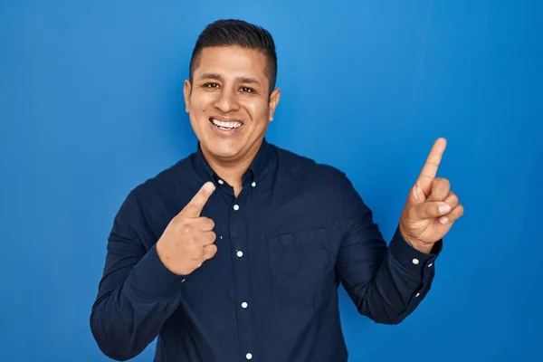 Hispanic Young Man Standing Blue Background Smiling Looking Camera Pointing — Stock Photo, Image