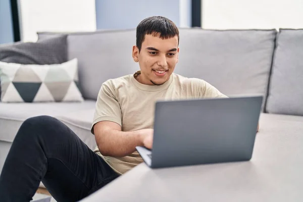 Νεαρός Που Χρησιμοποιεί Φορητό Υπολογιστή Κάθεται Στο Πάτωμα Στο Σπίτι — Φωτογραφία Αρχείου