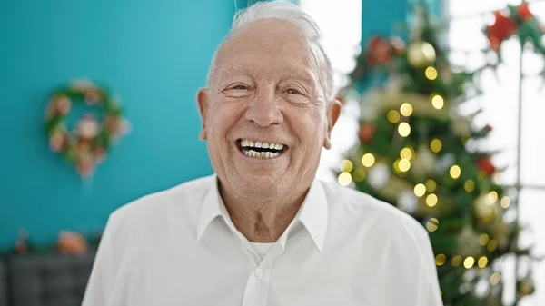 年长的白发男人在家里笑着庆祝圣诞节 — 图库照片