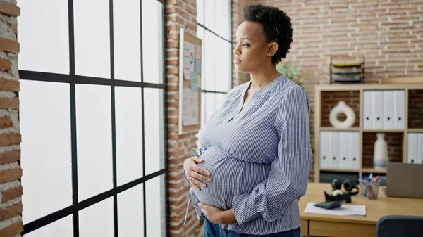 Jonge Zwangere Vrouw Zakenman Aanraken Buik Met Ernstige Expressie Kantoor — Stockfoto