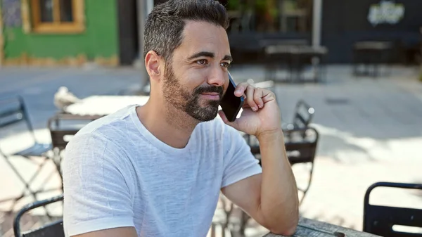 Joven Hombre Hispano Hablando Smartphone Sonriendo Terraza Cafetería —  Fotos de Stock