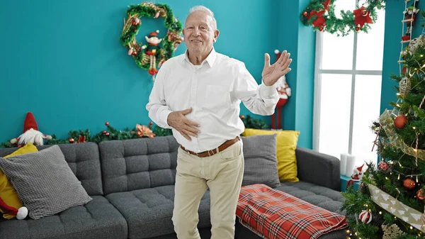 Starší Šedovlasý Muž Oslavující Vánoční Tanec Doma — Stock fotografie