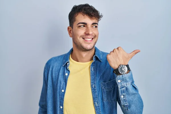 Jovem Hispânico Homem Sobre Fundo Azul Sorrindo Com Rosto Feliz — Fotografia de Stock