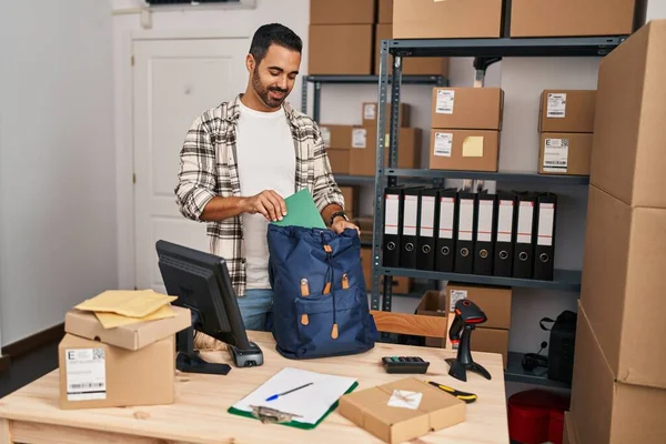 Young Hispanic Man Beard Working Small Business Ecommerce Looking Positive — Stock Photo, Image