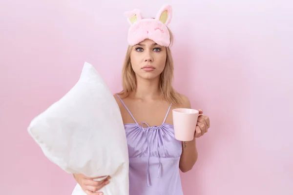 Jonge Blanke Vrouw Draagt Een Pyjama Knuffelkussen Drinkt Ontspannen Koffie — Stockfoto