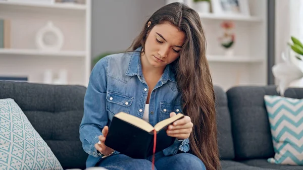 Joven Mujer Hispana Hermosa Leyendo Libro Sentado Sofá Casa —  Fotos de Stock