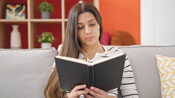 Mladá Krásná Hispánská Žena Čtení Knihy Sedí Pohovce Doma — Stock fotografie