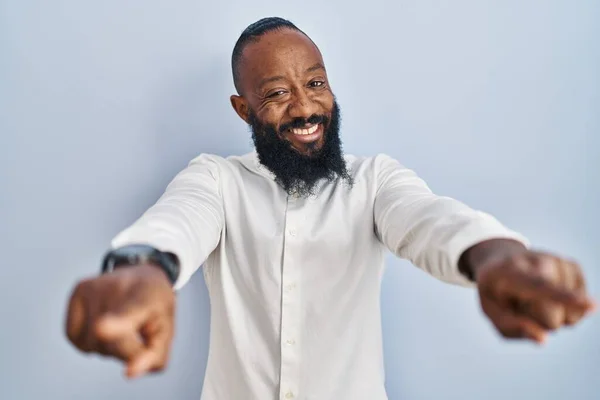 Afroamerikansk Man Står Över Blå Bakgrund Pekar Dig Och Kameran — Stockfoto