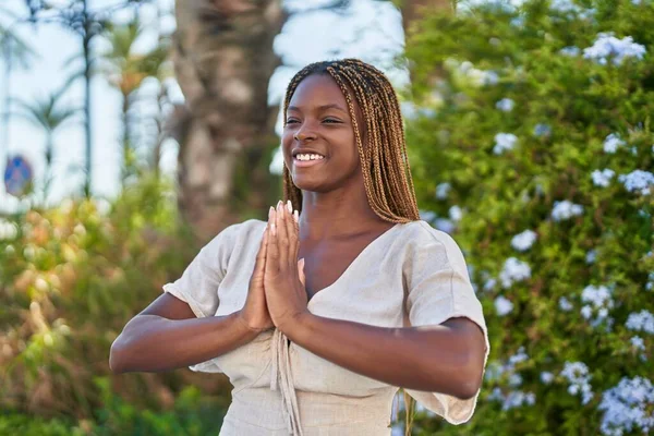 公園で目を閉じて祈るアフリカ系アメリカ人女性 — ストック写真