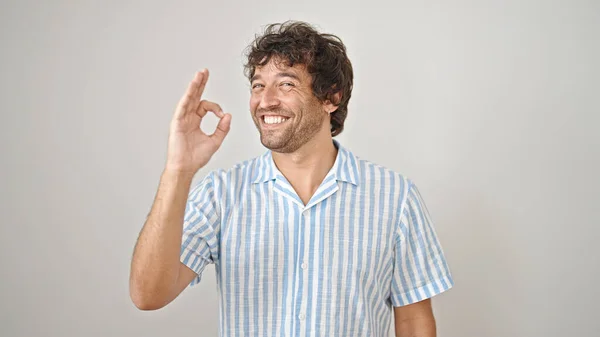 Jonge Spaanse Man Glimlachend Met Gebaar Geïsoleerde Witte Achtergrond — Stockfoto
