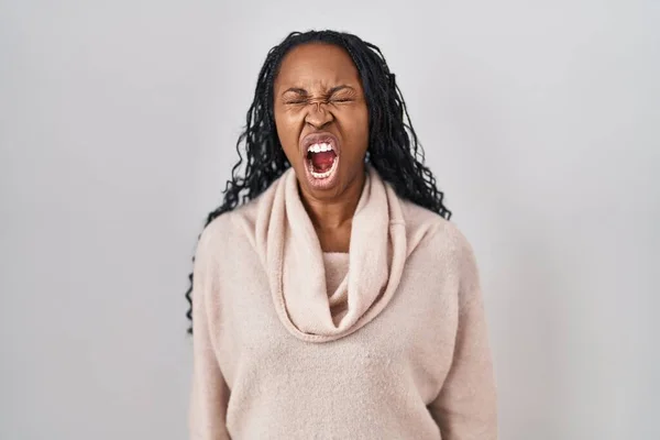Африканская Женщина Стоящая Белом Фоне Злая Безумная Кричащая Расстроенная Разъяренная — стоковое фото