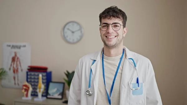 Młody Latynos Człowiek Lekarz Uśmiecha Pewny Siebie Stojąc Klinice — Zdjęcie stockowe