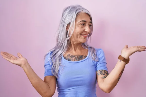 Mulher Meia Idade Com Tatuagens Sobre Fundo Rosa Sorrindo Mostrando — Fotografia de Stock