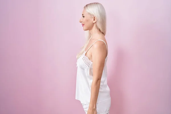 Caucasian Woman Wearing Pajama Wearing Pink Background Looking Side Relax — Stock Photo, Image