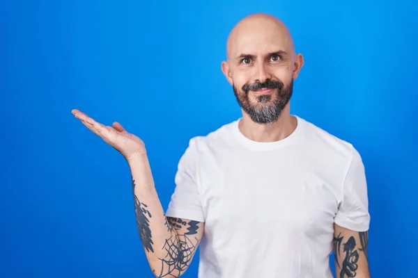 Hispanic Man Tattoos Standing Blue Background Smiling Cheerful Presenting Pointing — Stock Photo, Image