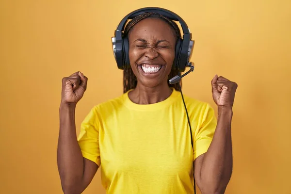 Африканская Американка Слушает Музыку Используя Наушники Взволнованные Успехом Поднятыми Руками — стоковое фото