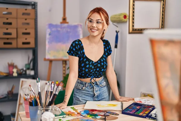 Νεαρή Καυκάσια Γυναίκα Καλλιτέχνης Χαμογελά Αυτοπεποίθηση Στέκεται Στο Στούντιο Τέχνης — Φωτογραφία Αρχείου