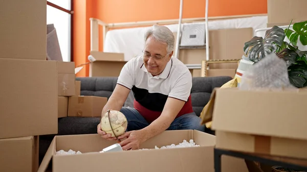 Hombre Mediana Edad Con Pelo Gris Desembalaje Caja Cartón Nuevo —  Fotos de Stock