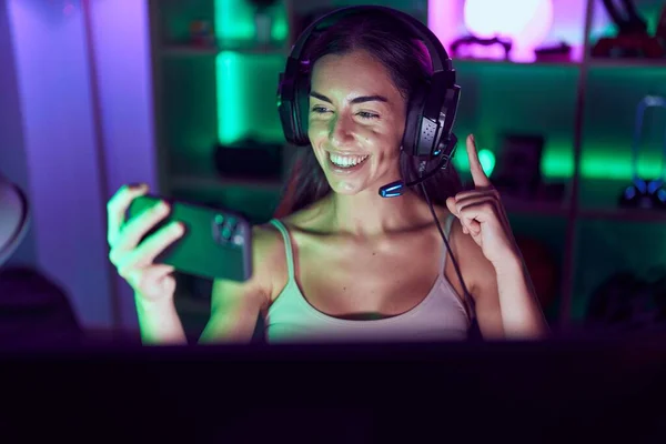 Genç Esmer Kadın Akıllı Telefonuyla Video Oyunu Oynuyor Gülümsüyor Elinle — Stok fotoğraf