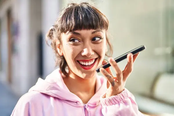 Junge Frau Lächelt Selbstbewusst Und Spricht Auf Der Straße Mit — Stockfoto