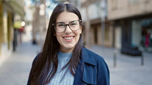 Sokakta Kendinden Emin Gülümseyen Genç Spanyol Kadın — Stok fotoğraf
