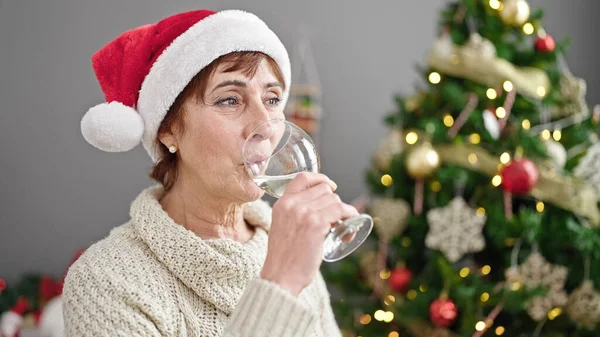 Ältere Hispanische Frau Lächelt Selbstbewusst Weihnachtsbaum Und Trinkt Hause Wein — Stockfoto