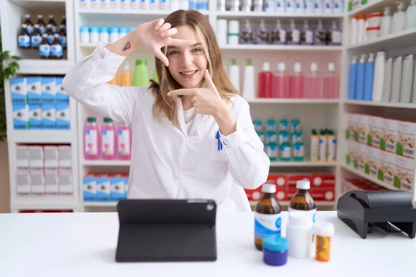 Fiatal Kaukázusi Dolgozik Gyógyszertár Gyógyszertár Gyógyszertár Segítségével Tabletta Mosolygós Így — Stock Fotó