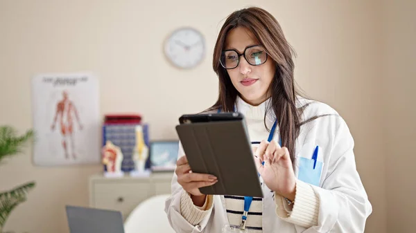 Young Beautiful Hispanic Woman Doctor Using Touchpad Working Clinic — Stock Photo, Image