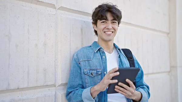 Joven Estudiante Hispano Sonriendo Confiado Usando Touchpad Universidad —  Fotos de Stock