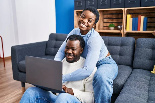Ehepaar Sitzt Mit Laptop Auf Sofa Hause — Stockfoto