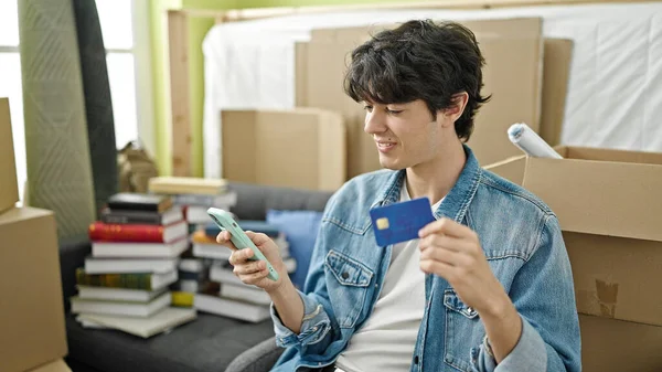 Jonge Spaanse Man Winkelend Met Smartphone Creditcard Zittend Bank Nieuw — Stockfoto
