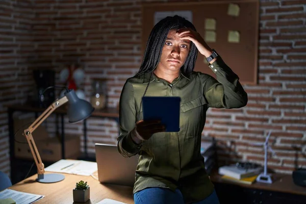 Νεαρός Αφροαμερικάνος Κοτσίδες Που Εργάζεται Στο Γραφείο Νύχτα Ανήσυχος Και — Φωτογραφία Αρχείου