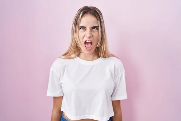 Young Blonde Woman Standing Pink Background Angry Mad Screaming Frustrated — Stock Photo, Image