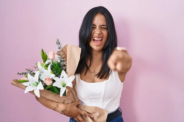 Elinde Bir Buket Beyaz Çiçek Tutan Esmer Kadın Kameraya Kızgın — Stok fotoğraf