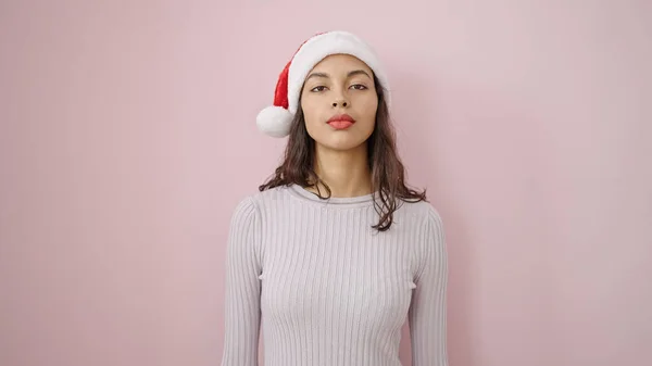Молода Красива Іспаномовна Жінка Стоїть Серйозним Виразом Різдвяному Капелюсі Над — стокове фото