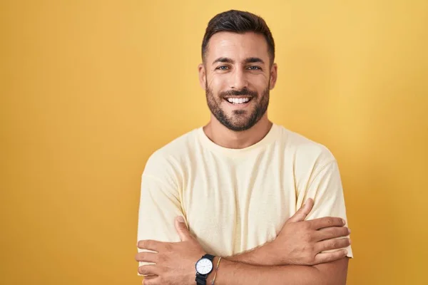 Stilig Latinamerikansk Man Står Över Gul Bakgrund Glad Ansikte Leende — Stockfoto