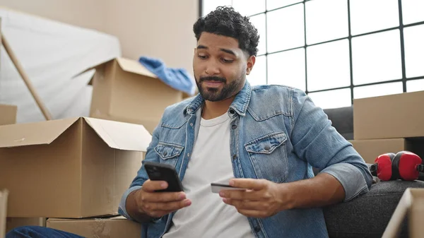 Afrika Kökenli Amerikalı Adam Akıllı Telefon Kredi Kartıyla Alışveriş Yapıyor — Stok fotoğraf