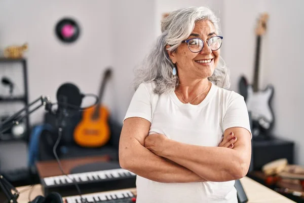 Middle Age Woman Musician Standing Arms Crossed Gesture Music Studio — Stok fotoğraf