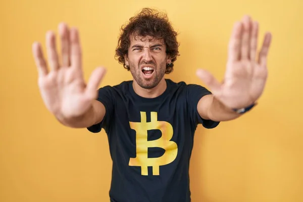 Spaanse Jongeman Draagt Bitcoin Shirt Doen Stop Gebaar Met Handen — Stockfoto