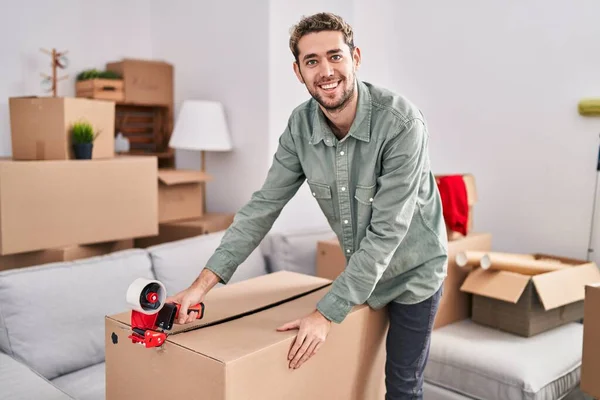 Jongeman Glimlachend Zelfverzekerd Verpakking Kartonnen Doos Nieuw Huis — Stockfoto