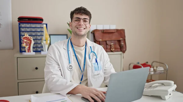 Fiatal Spanyol Férfi Orvos Laptoppal Dolgozik Klinikán — Stock Fotó