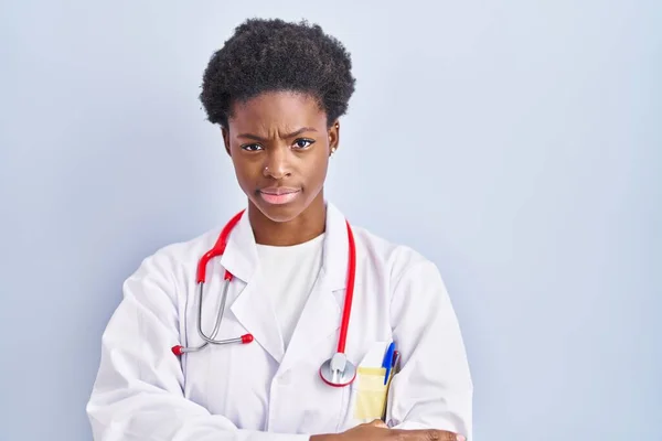 Afroamerikanerin Arztuniform Und Stethoskop Skeptisch Und Nervös Ablehnender Gesichtsausdruck Mit — Stockfoto
