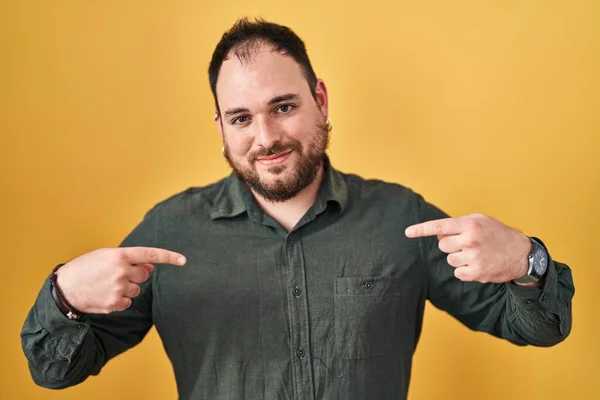 Size Hispanischer Mann Mit Bart Steht Über Gelbem Hintergrund Und — Stockfoto