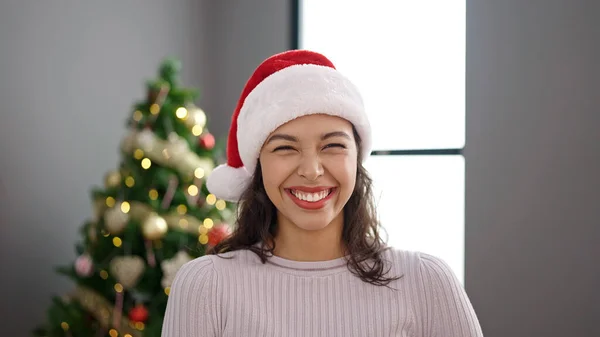 年轻美丽的惊慌失措的女人在家里的圣诞树旁微笑 — 图库照片