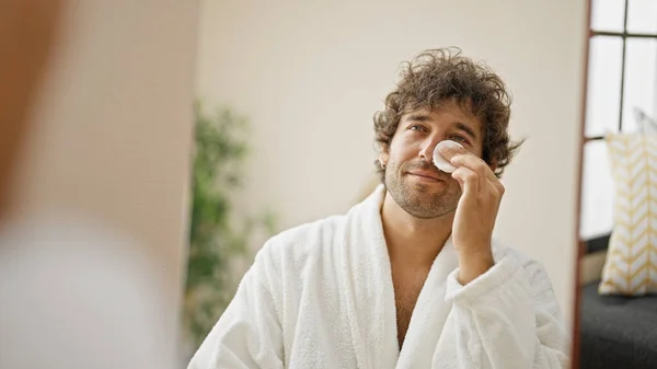 Ung Latinamerikansk Man Klädd Badrock Rengöring Ansikte Med Bomullspad Titta — Stockfoto