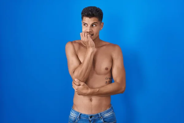 Homem Hispânico Jovem Sem Camisa Sobre Fundo Azul Olhando Estressado — Fotografia de Stock