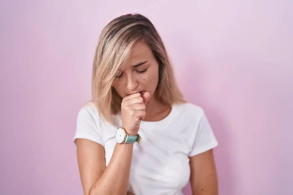 站在粉色背景上的年轻金发女人感觉不舒服 咳嗽是感冒或支气管炎的症状 保健概念 — 图库照片
