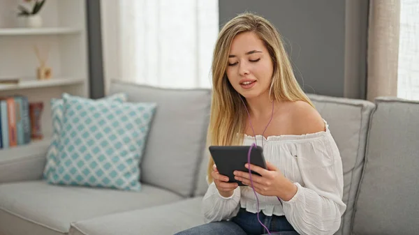 Young Blonde Woman Watching Video Touchpad Sitting Sofa Home — Stock Photo, Image